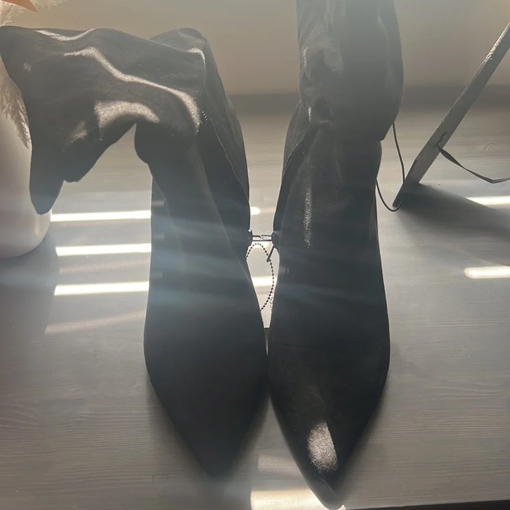 Women Express black boots with heels. Size 7 - Picture 3 of 5